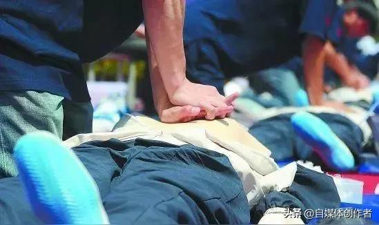 49岁男子腹痛硬扛一夜，晨练突发心梗！这些心脏求救信号，别再硬扛了
 
福建一位