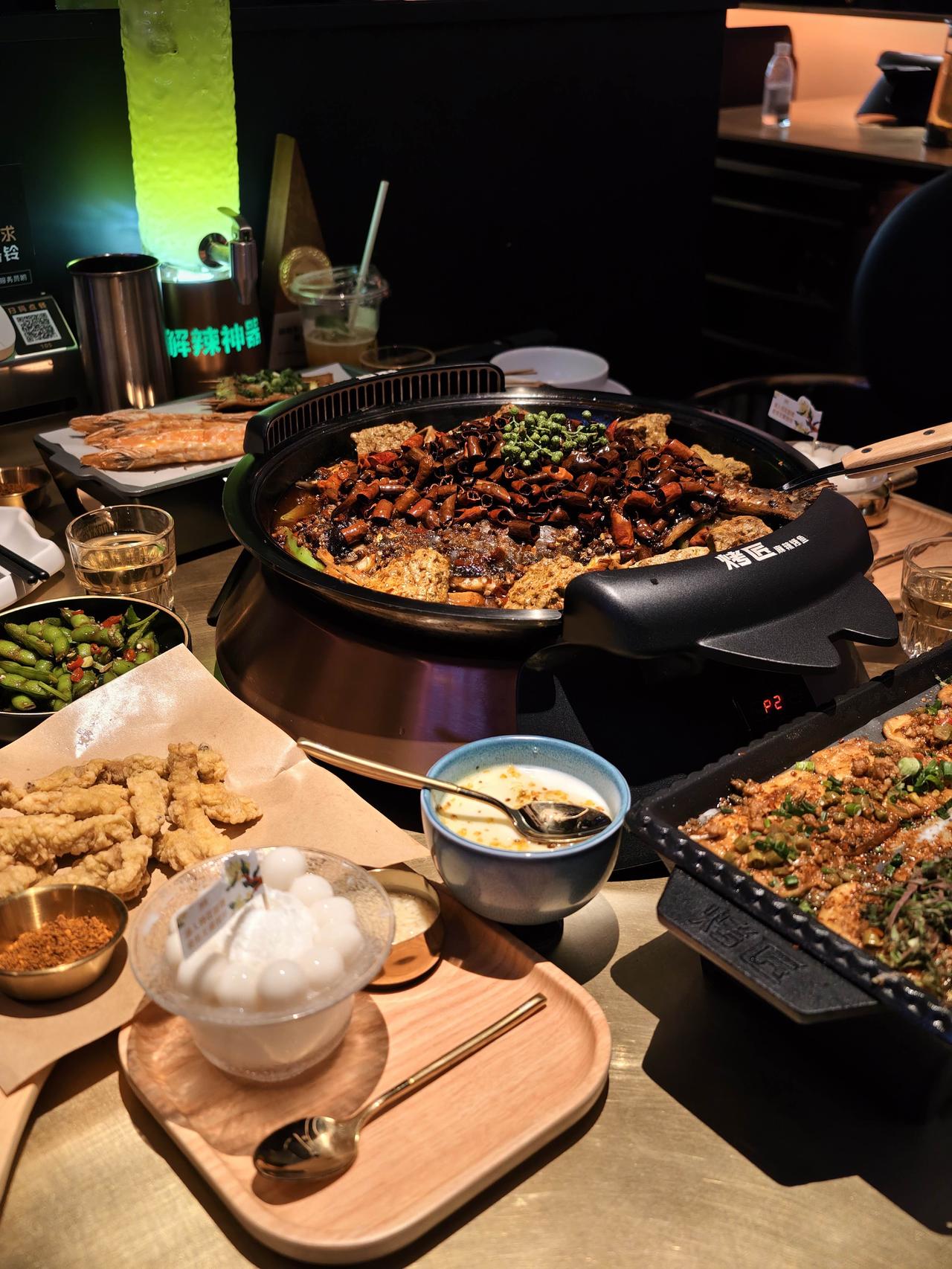 🐟不吃火锅，就吃烤匠！
终于吃上了火遍成都重庆的招牌麻辣烤鱼～
烤鱼外焦里嫩，