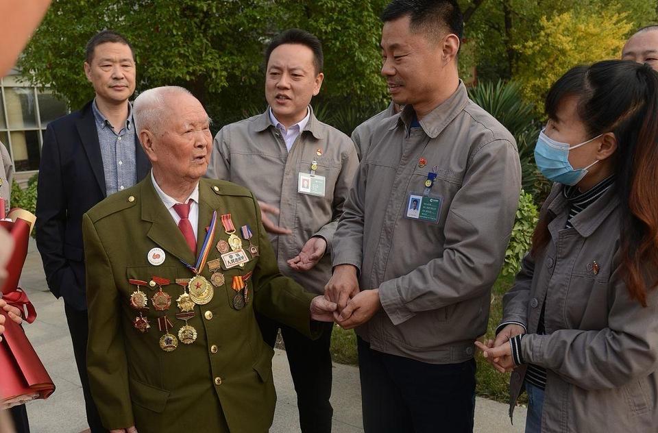 他是满族，1956年入伍，从沈阳军区“红三连”排长起步，逐级晋升￼￼￼。亲历对越
