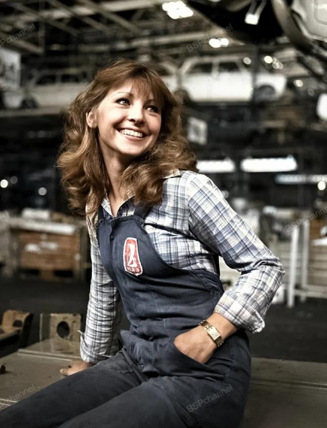 不妨暂时放下手头的烦恼，看看这些有趣又温暖的苏联时期摄影作品。它们取景于苏联的各