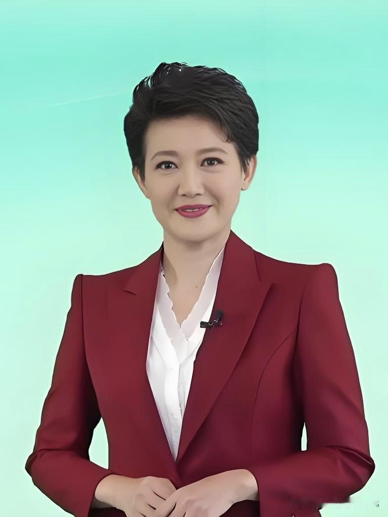 镜头前的她，从容如月，笑里有春风。梁艳以知性为底色，用温柔作锋芒，在方寸荧屏间，