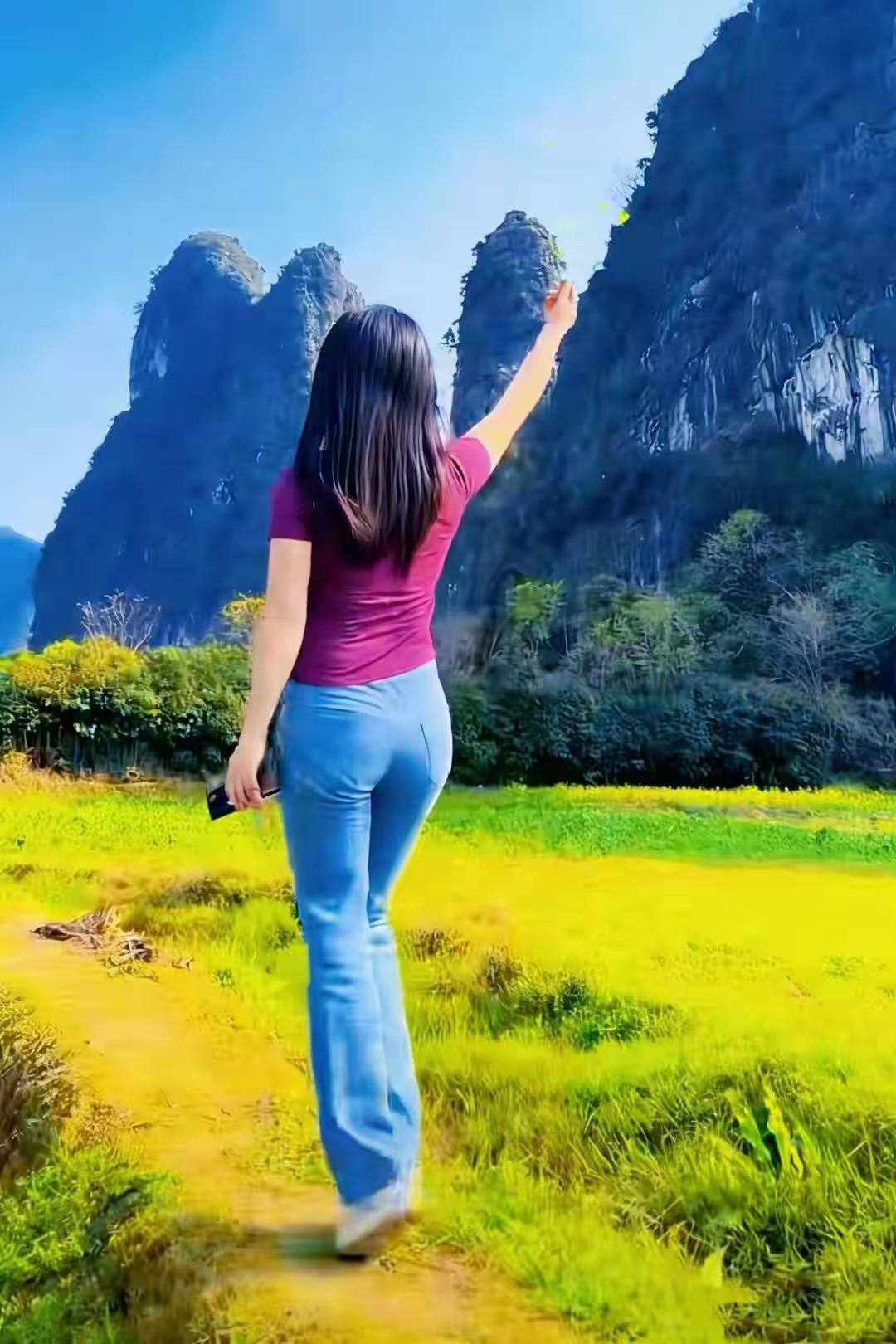 塞鸿秋·望峰行
群峰拔翠凝晴光，
野径萦回入馥芳。
草色凝黛凝碧浪，
山光拂袖染