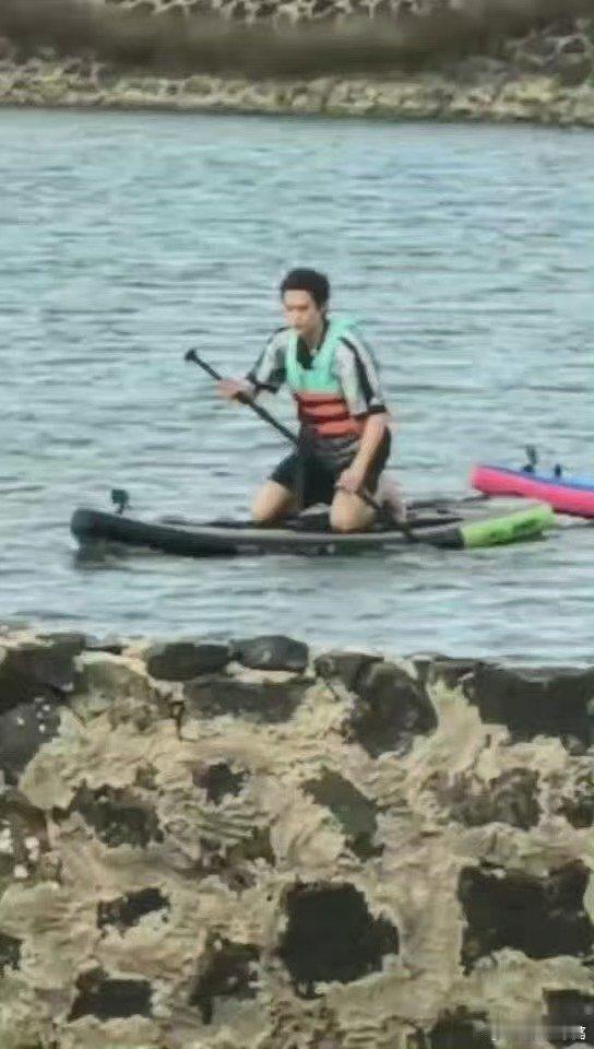 王鹤棣人夫变船夫亲爱的客栈2026亲爱的客栈家人们，王鹤棣昨日还是菜市场里那个带