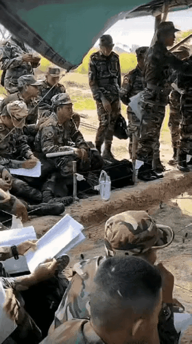 这应该是真实的排兵布阵推演沙盘，就地取材，现场操作，方便易用，体现了高效务实的原