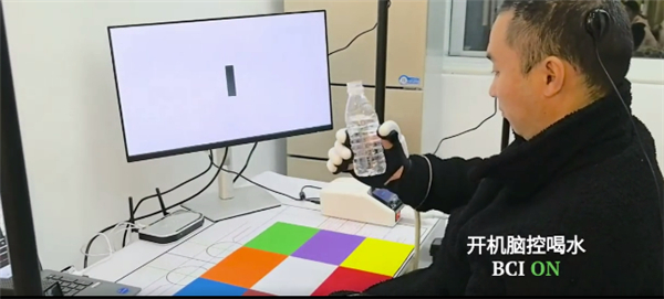 【比马斯克Neuralink进度更快：上海首例脑机植入患者已能脑控喝水】12月9