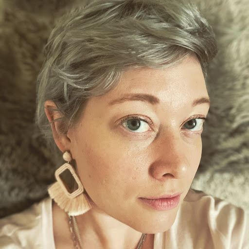 今天被ICE杀害的女人是个诗人。她获得了2020年老道明大学美国诗人学院大学和学