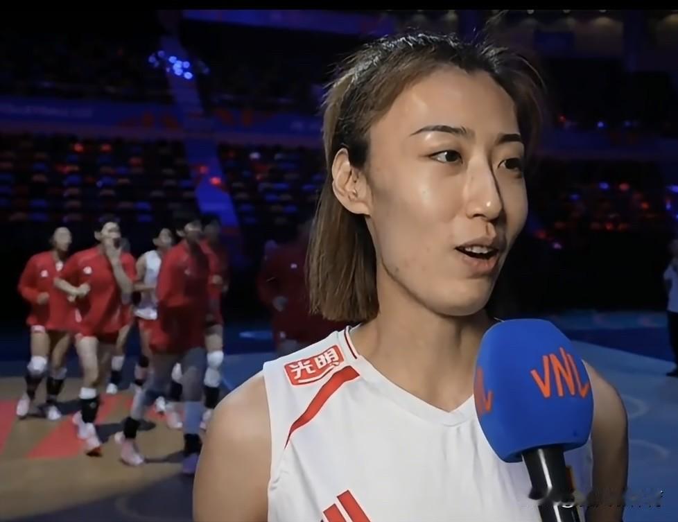 针尖对麦芒！正在直播中国女排VS土耳其女排，想着赵勇教练会让老二传刁琳宇首发，没