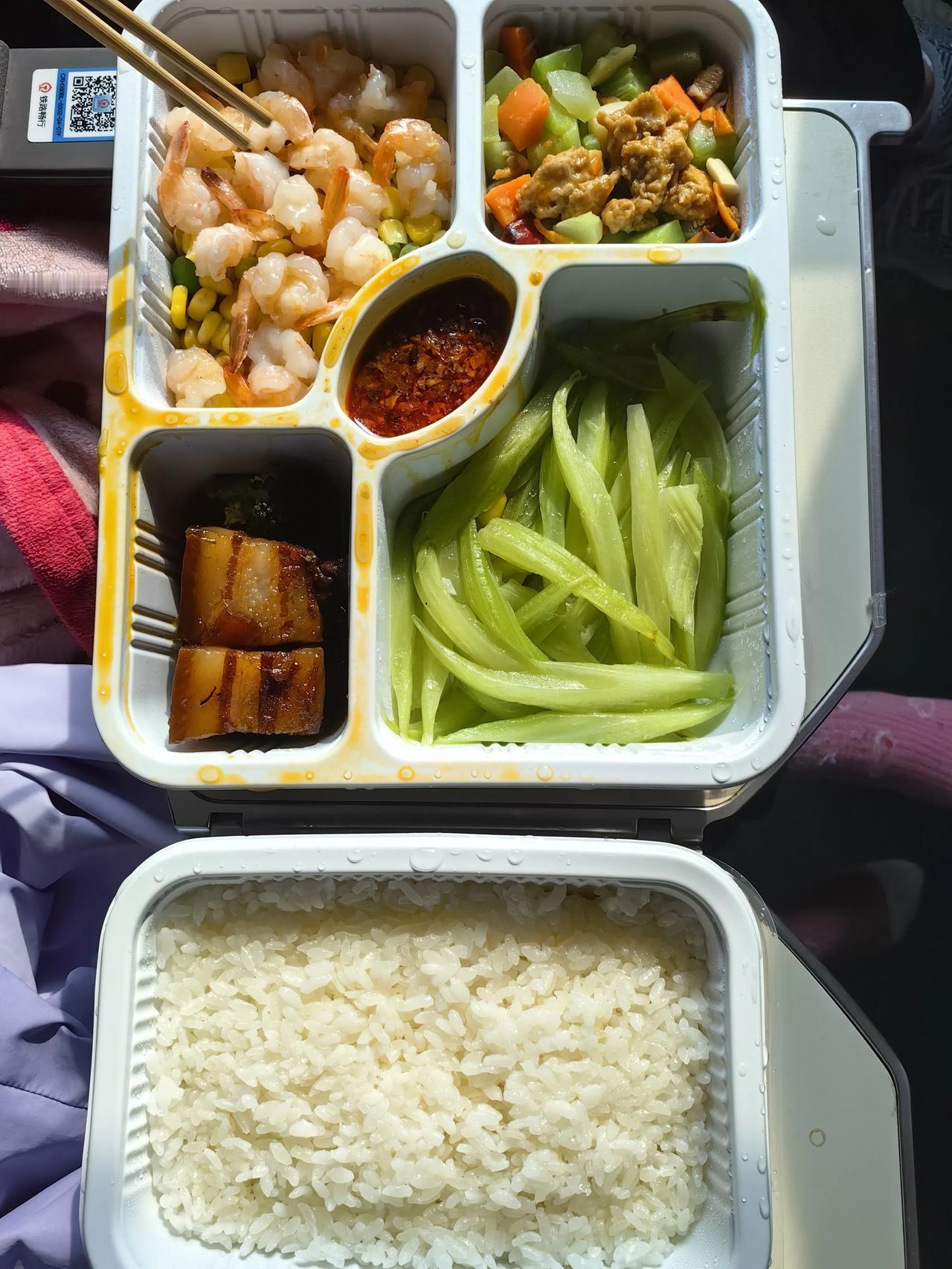 高铁60元的预制菜来了，大家看看值不值吧。
为什么说是预制菜呢？前段时间，有为网