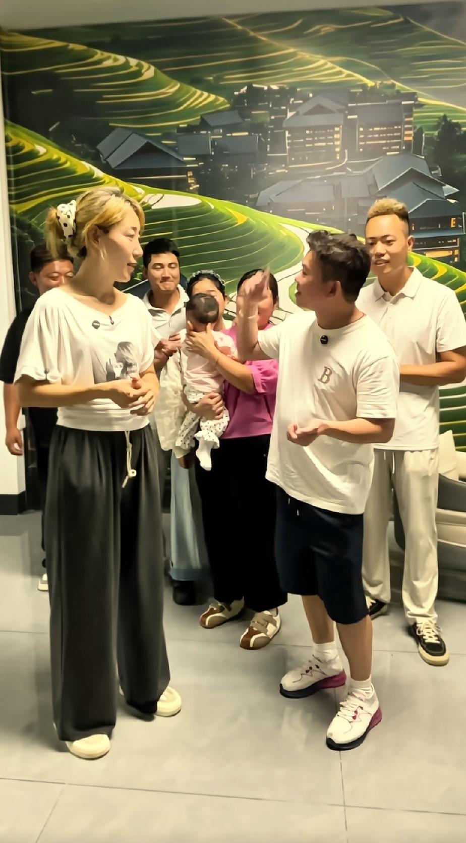 张曼玉任达华米酒厂今日开业！地球村兄弟从全国各地赶来，场面太暖了

张曼玉与任达