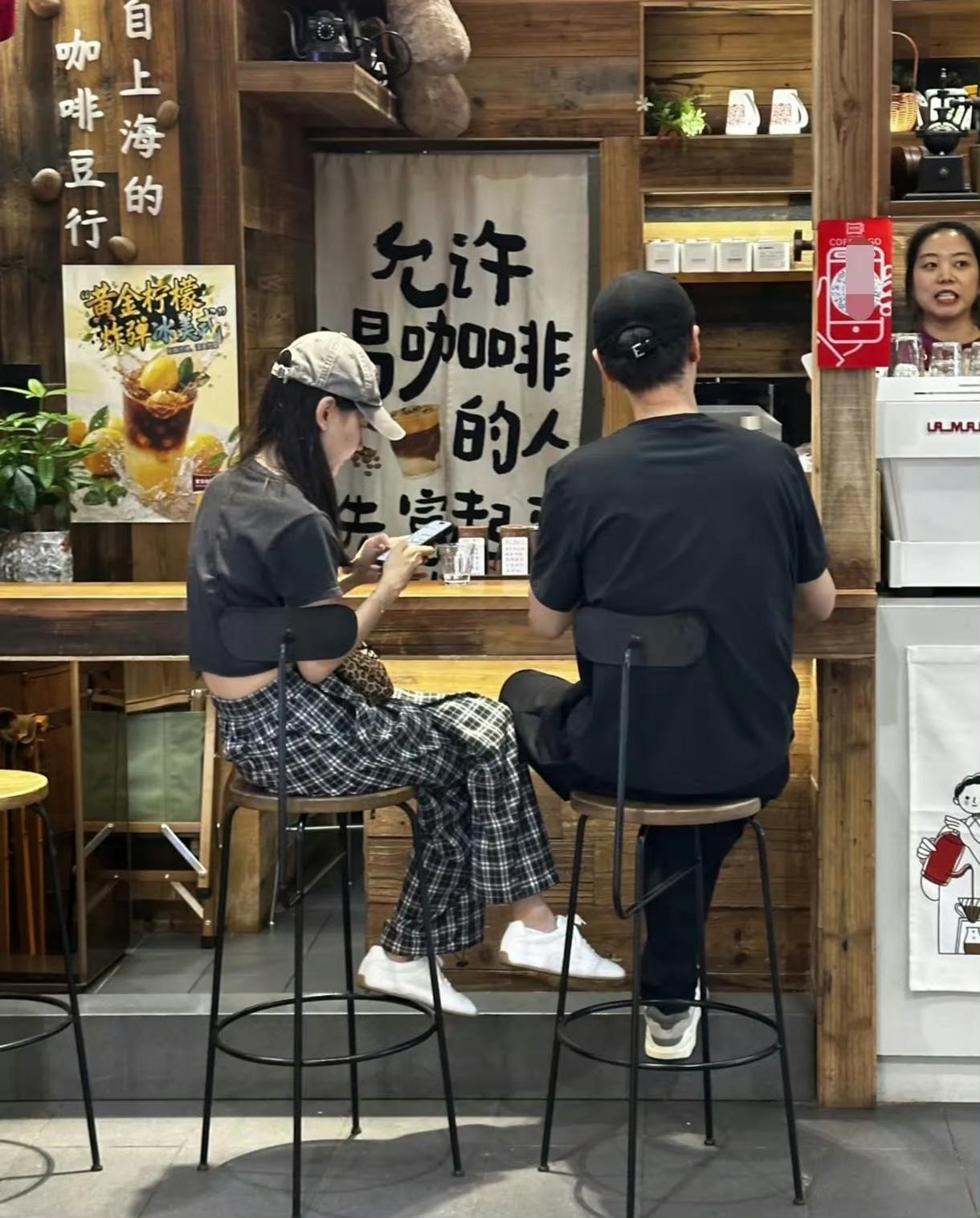任重：这重庆的天气，一出太阳就热得冒油，还是店里空调给力。

孙骁骁：可不是嘛，