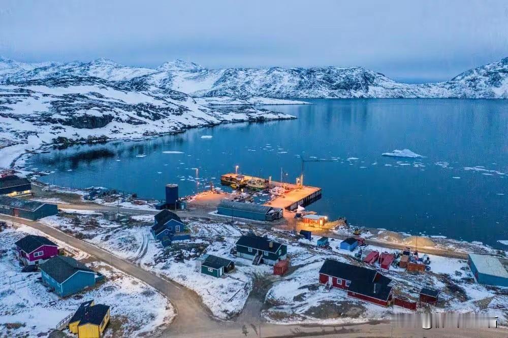 特朗普这是对格陵兰岛“执念”颇深啊。他多次扬言要吞并格陵兰岛，还声称不排除动用武