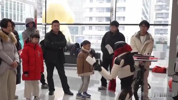 一、科技让传统年俗焕发新生机
1. AI智能体成为"春节生活管家"  
   如