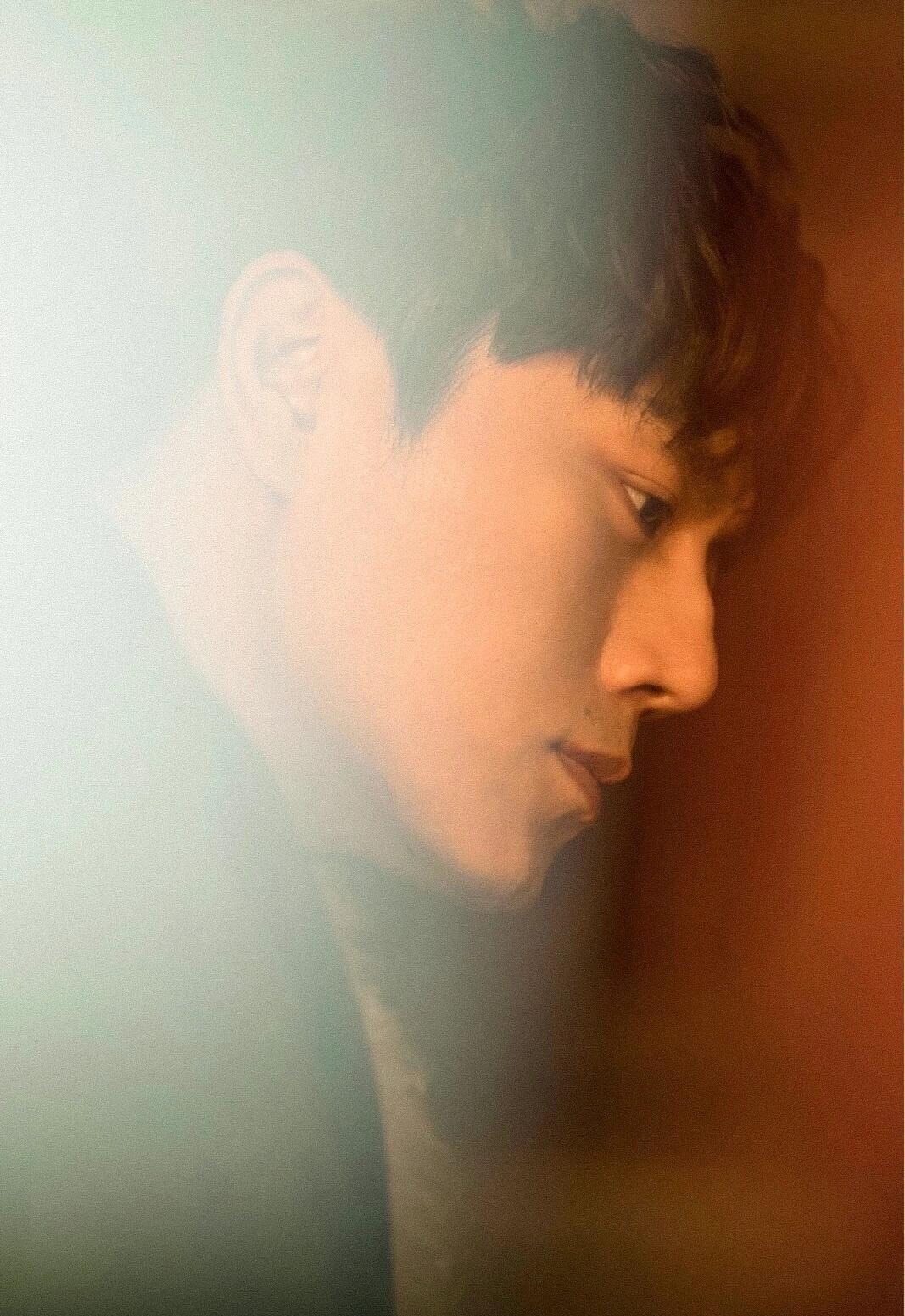 从文艺片男神到“姨圈顶流”，秦昊用二十年时间完成了最华丽的转身。如今街头巷尾的认