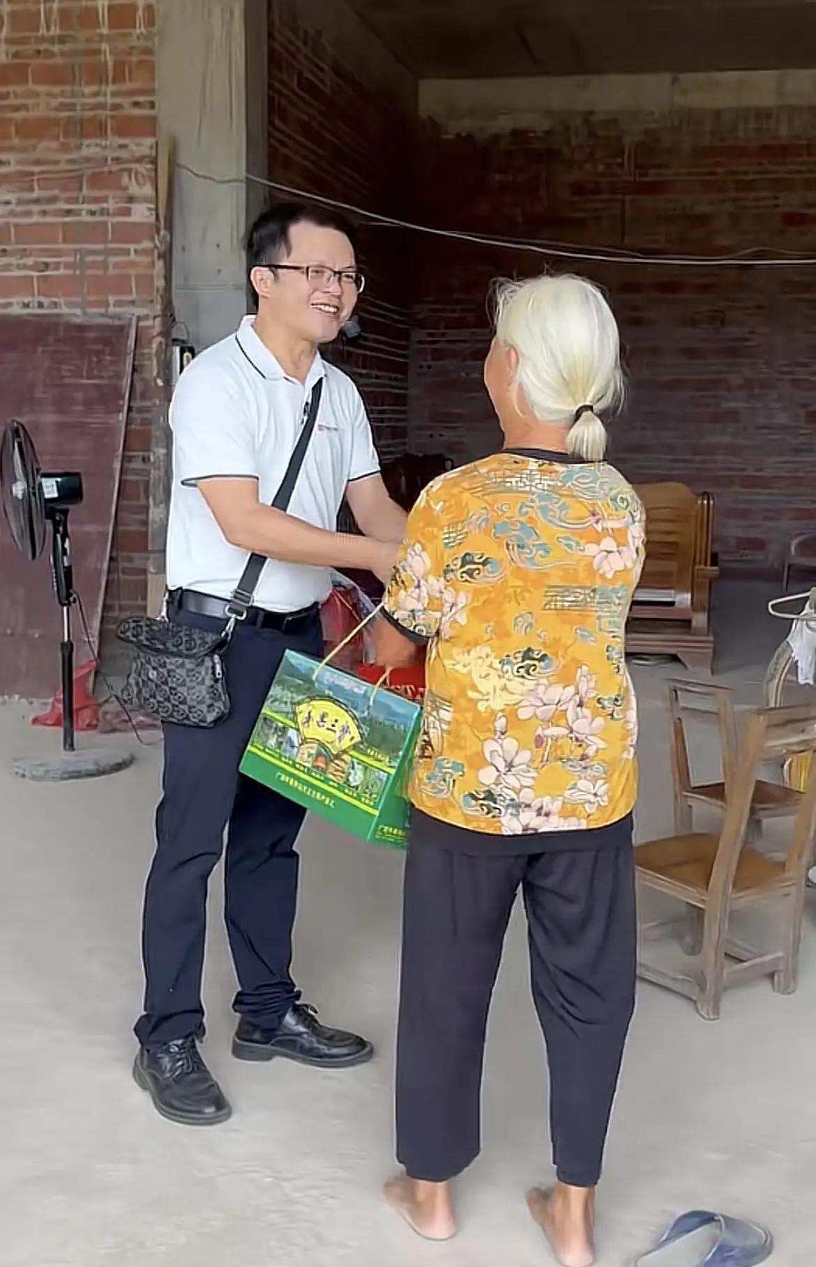 唐尚珺的母亲也是真大胆，儿子跟卖门的厂家商量接受别人的赞助，如今唐尚珺在广州上学