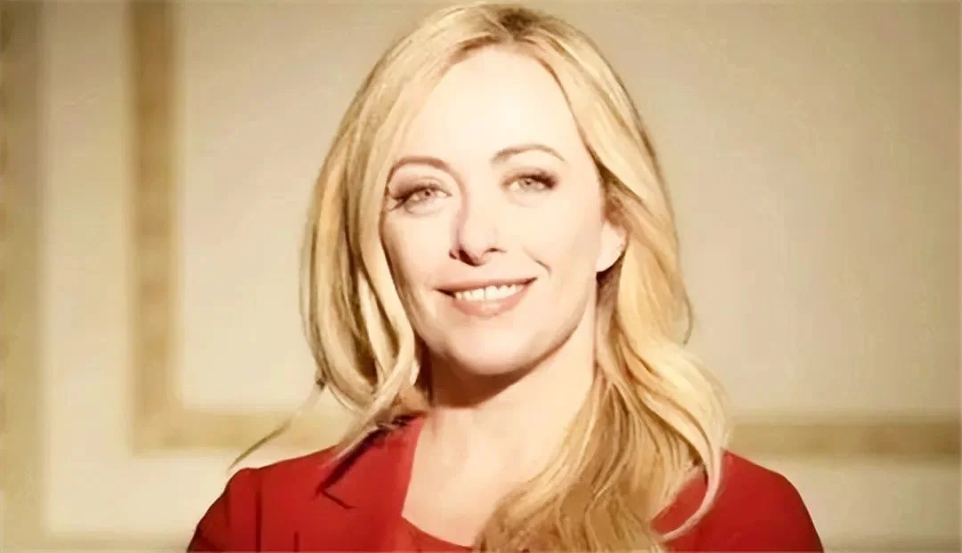 出身平民，高中学历，酒吧服务员。 16岁从政，31岁成为意大利历史上最...