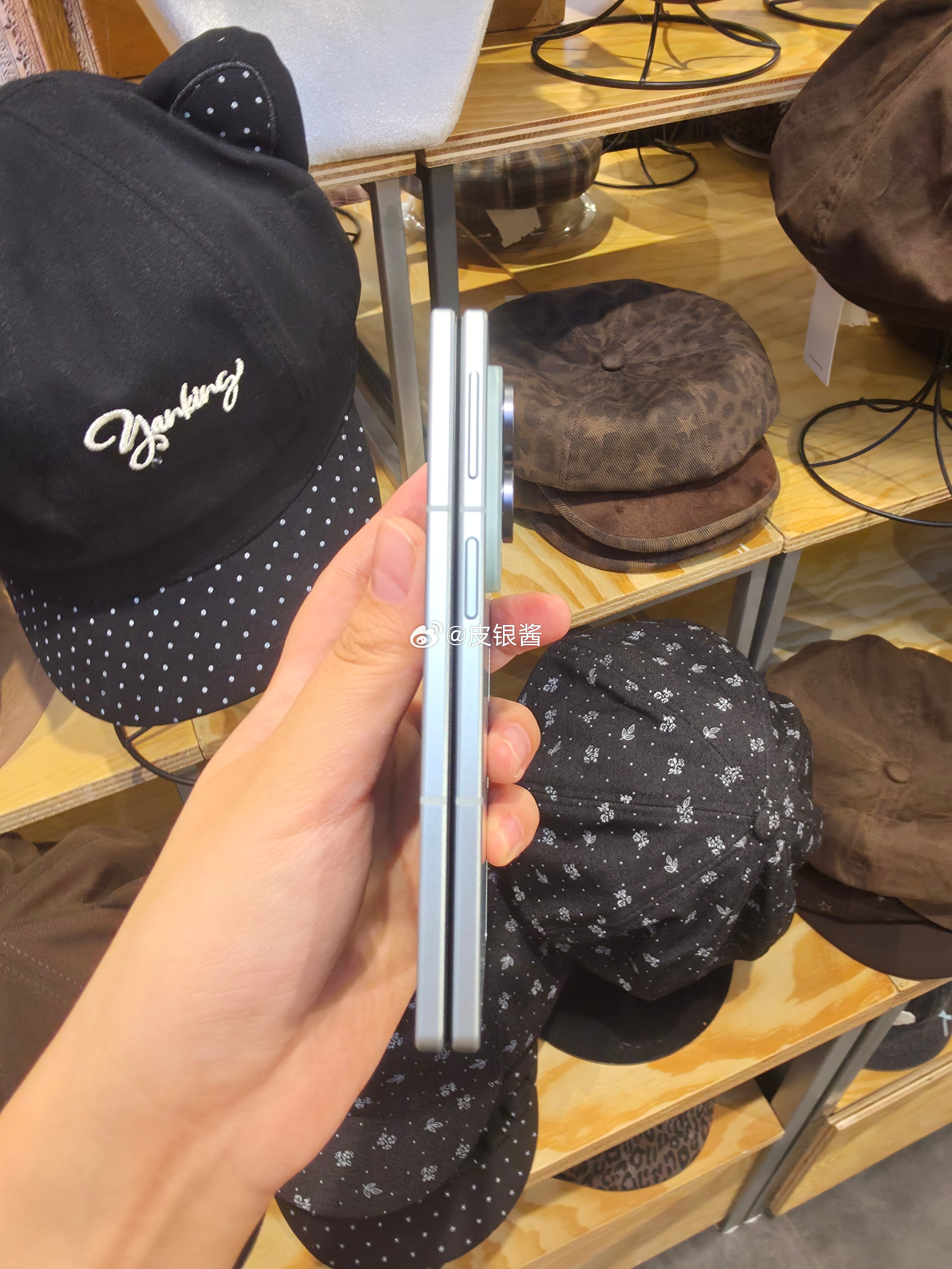 三星Fold 8揣兜里毫无压力，薄薄的机身，不会鼓出一大块，颜值还在线三星ZFo