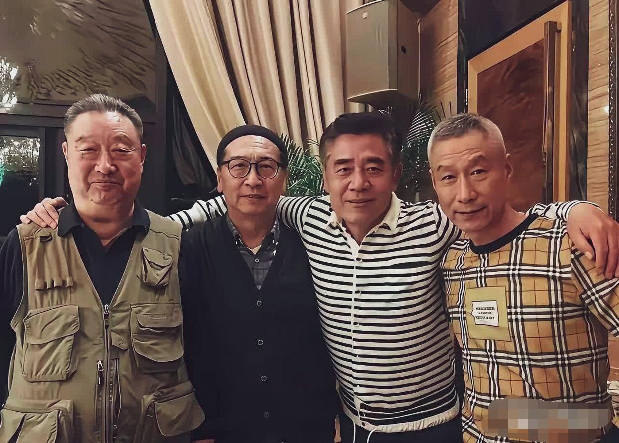 《大宅门》里面的四位演员再相聚，刘佩琦、陈宝国、毕彦君。左边这位大叔是谁？