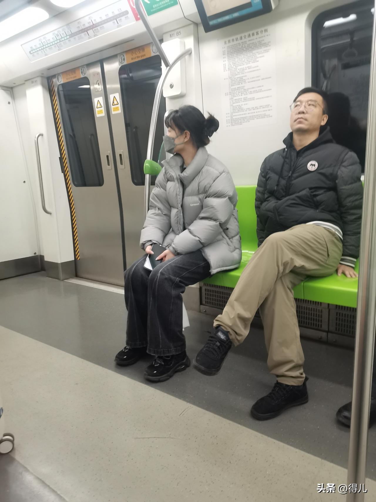 这个女孩气质真的不错，看上去乖乖的。