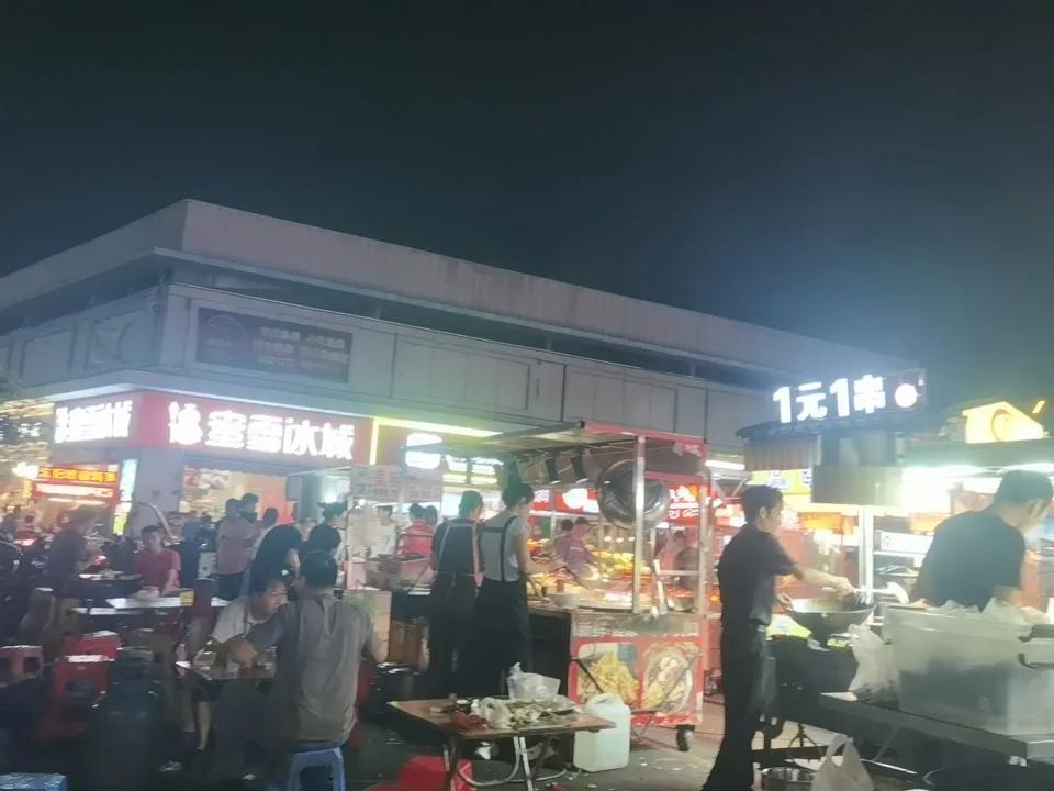 热乐的夜市，繁忙工作之后的享受。不夜天夜市街景 打卡地夜市 挺好的夜市