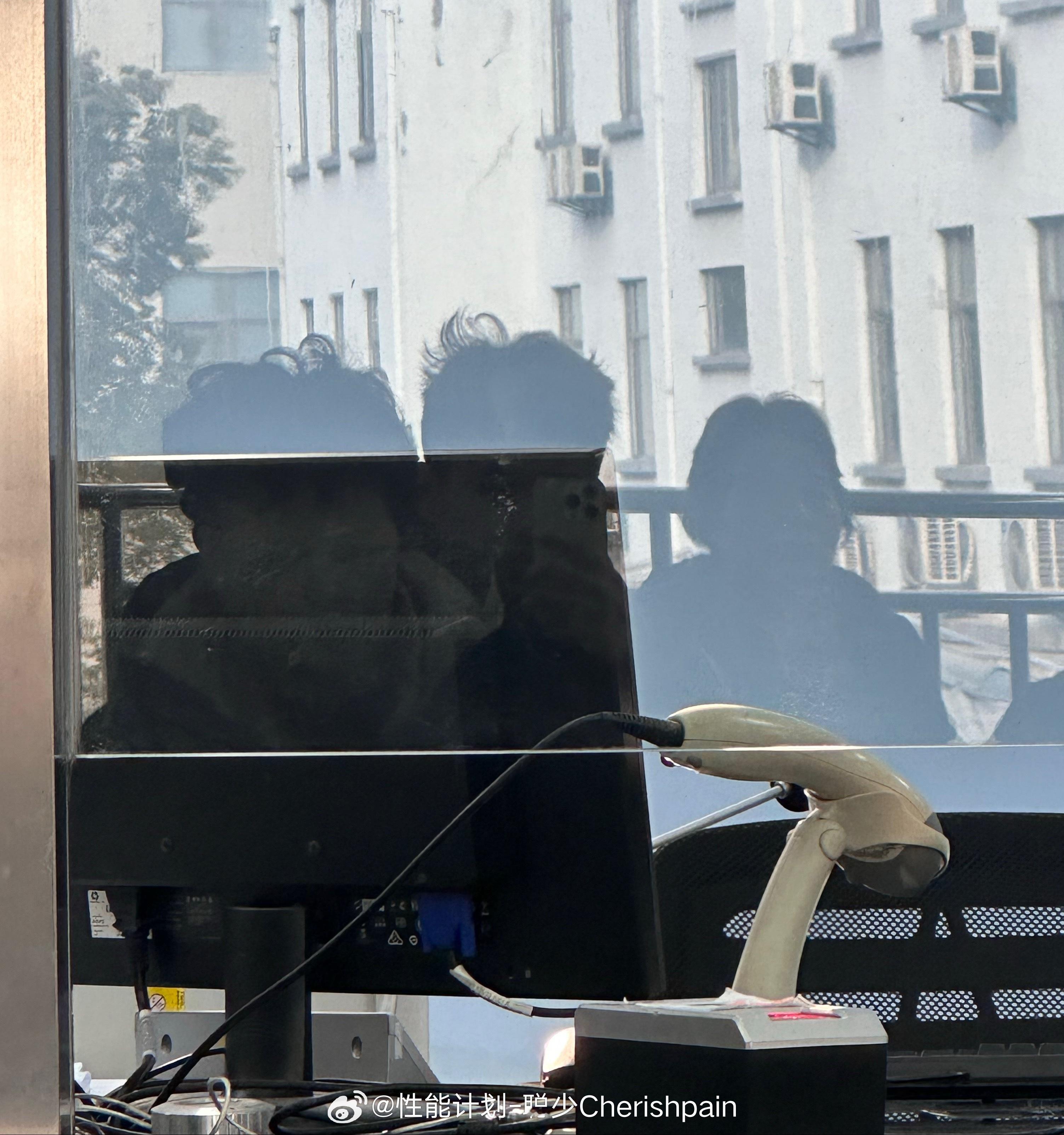 也妹人和我说办护照要拍照啊，头也没洗不过好处就是没洗头混入大妈当中也算是大隐隐于