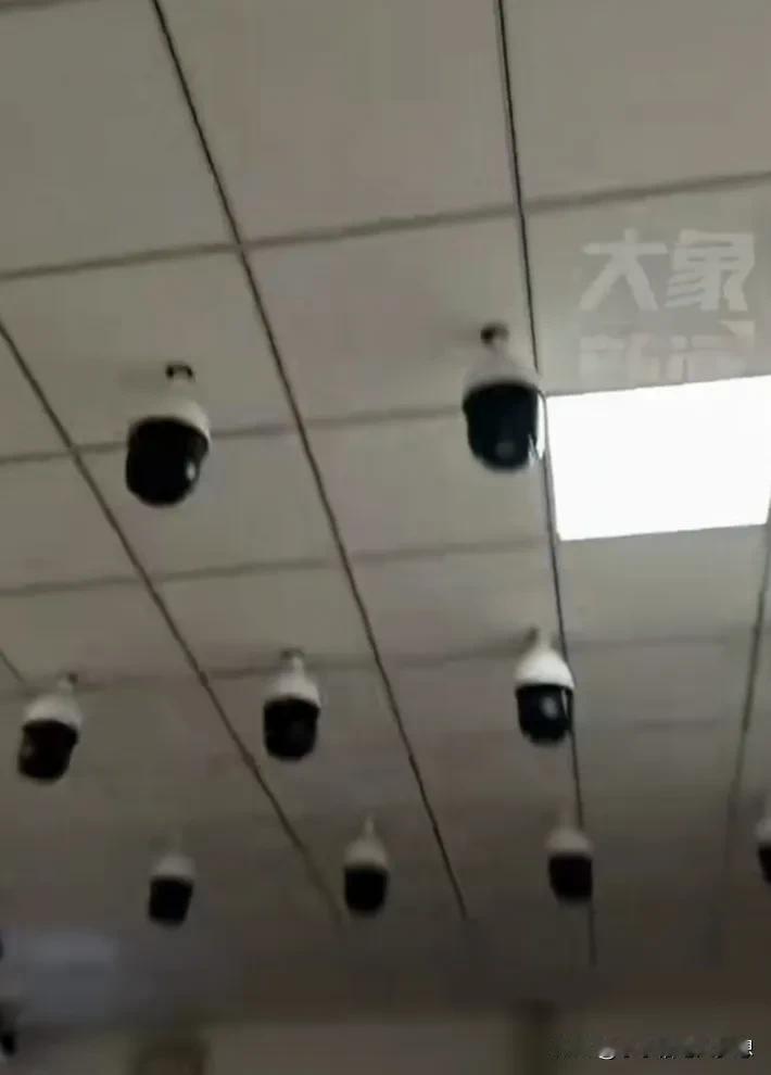 真的不是摄像头，今天终于弄清楚这个东西到底是有什么作用！河北，教室的每一张桌子上