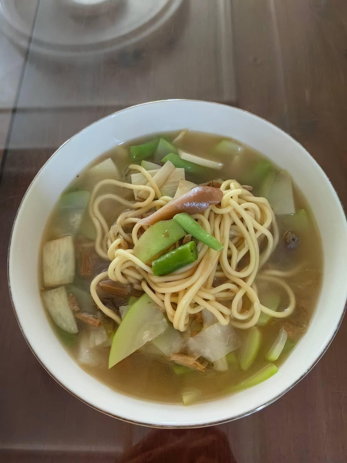 今天早上超市回来，购物袋里只有护理用品，一件衣服都没有。
这事儿要是搁几年前，她