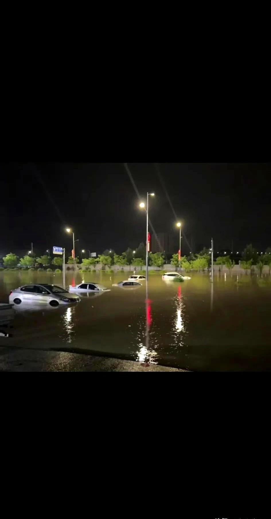 兰州新区昨晚上大暴雨，及周边皋兰、永登等地方都是大暴雨。

你说这雨咋就这么偏心