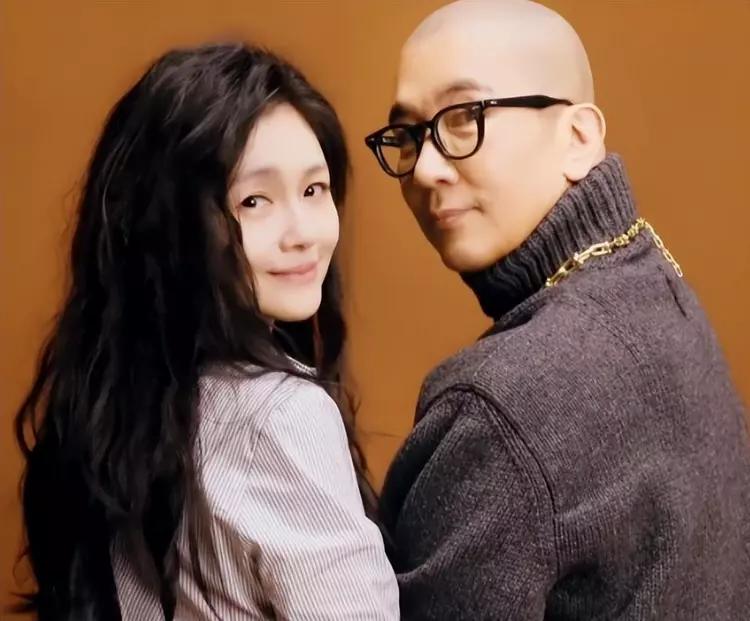 对于一个正常人来说，白天出门社交，晚上跟朋友喝酒聊天，是再正常不过的操作了。可大