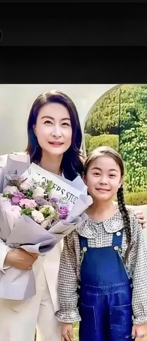 郭晶晶带着12岁女儿霍中妍出镜，小姑娘梳着麻花辫乖巧又文静，五官神态和郭晶晶。简