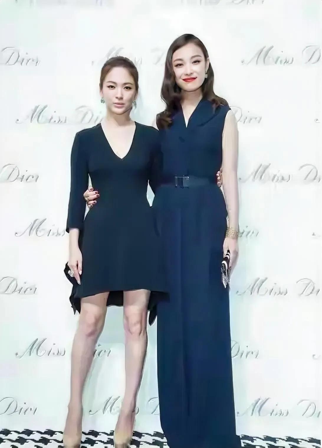 倪妮给了前辈宋慧乔几分薄面，合影时真的很收敛了！倪妮脸上难得有了谦和礼让的神态，
