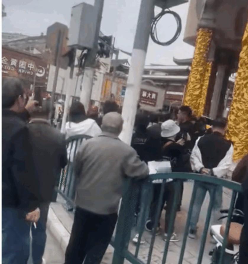 上海浦东大哥抢金店的人曹某在金店里不慌不张的作案，外面的人群围着大声的喧哗，他们