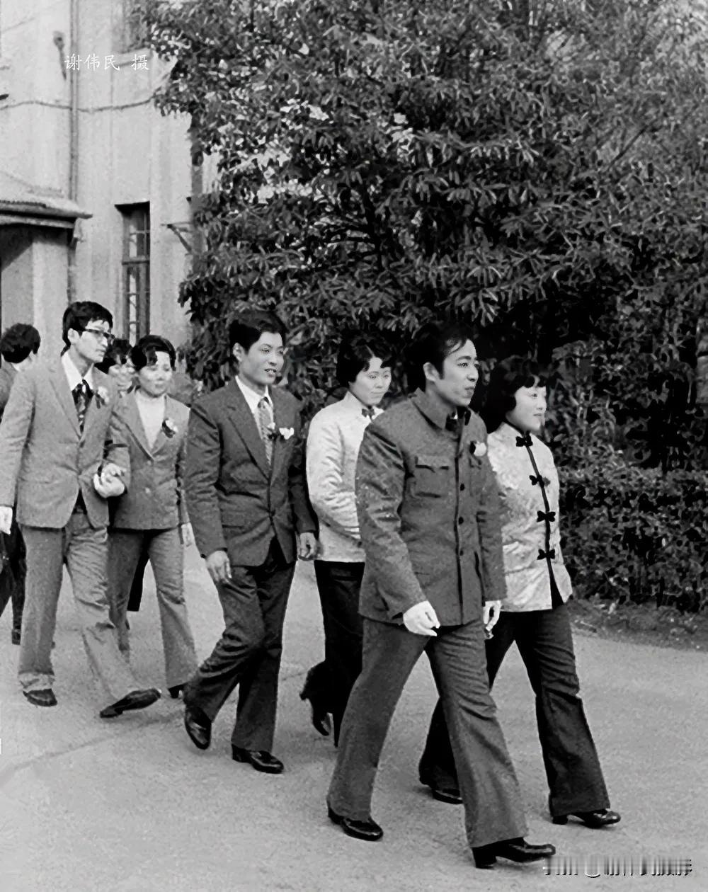 1983年2月6日，上海3对参加集体婚礼的新婚夫妇服装样式好有年代感。
