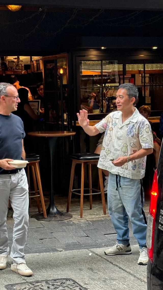 现年62岁的国际级影帝梁朝伟行事作风一向低调，加上他亲认自己有社恐(社交恐惧症，