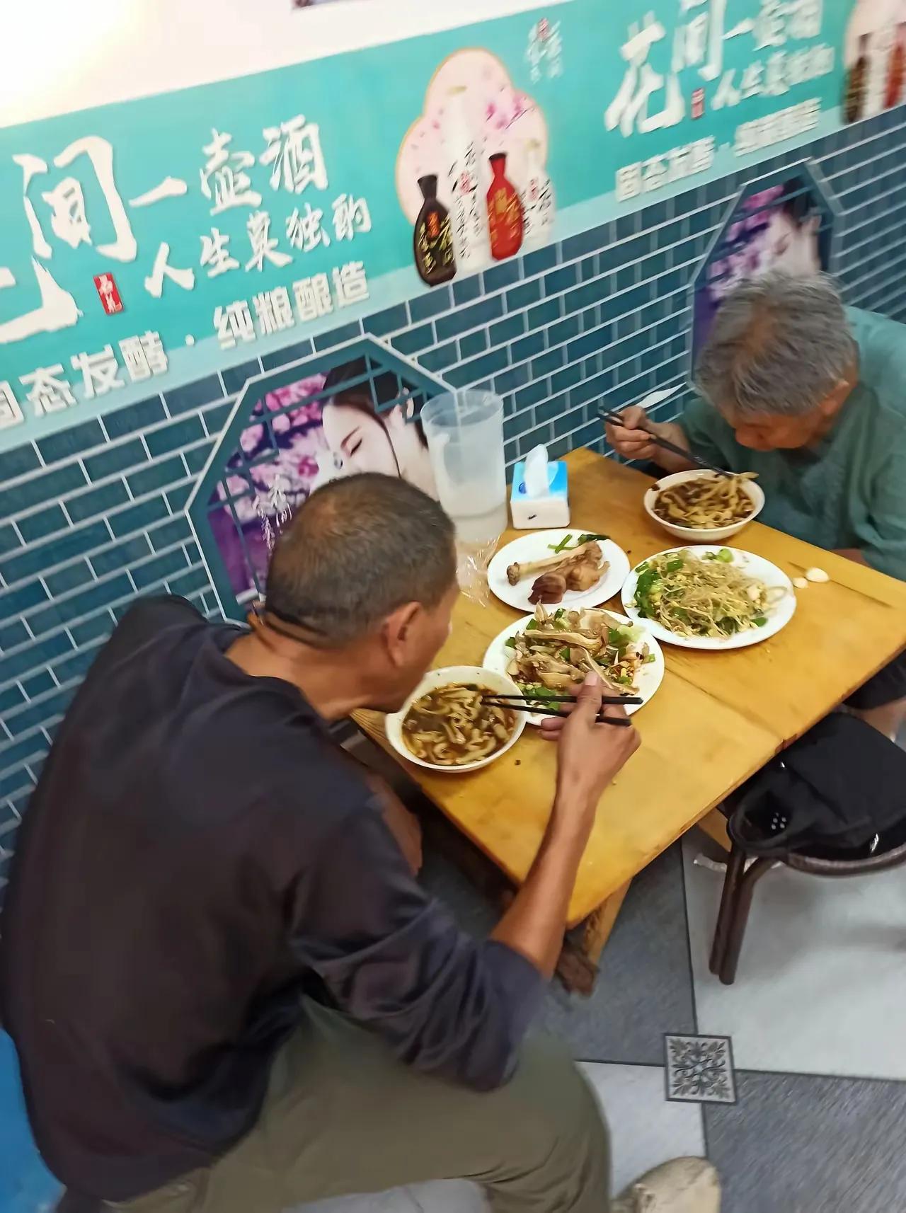 这对老夫妻可能是最“奢侈”的一次吃饭，二人劳累了一辈子，这次出门，两人要了两个菜