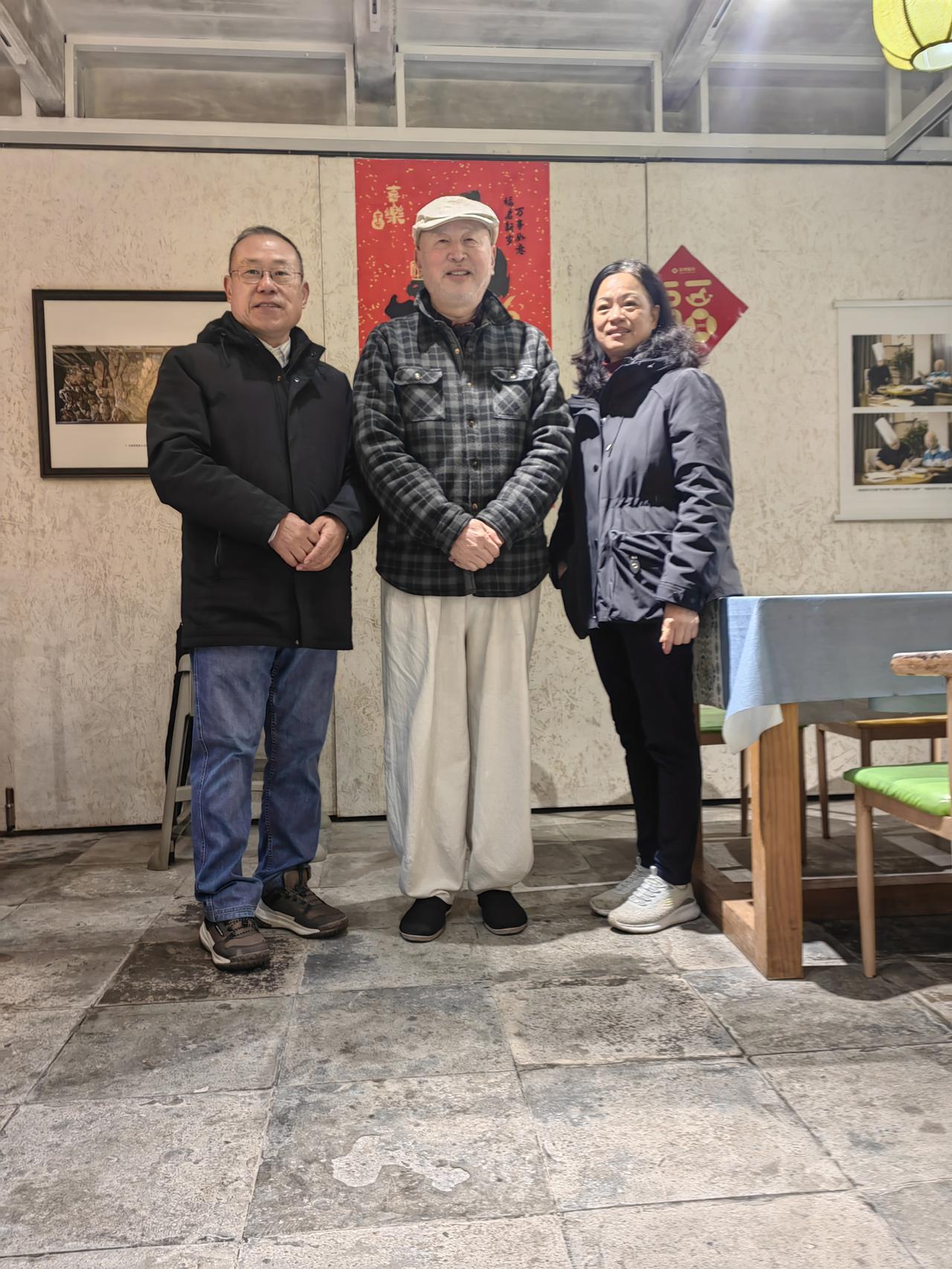 “我一直看你的视频，今天虽然下雨，也赶来你的店品尝大师的菜肴。”
“欢迎你们！”