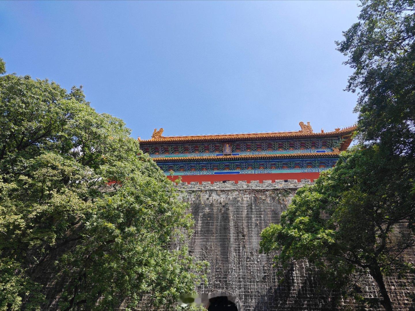 大人说，会哭的小孩有糖吃。小孩每次想吃糖了，就哇哇大哭，一直哭就一直有糖吃，到最