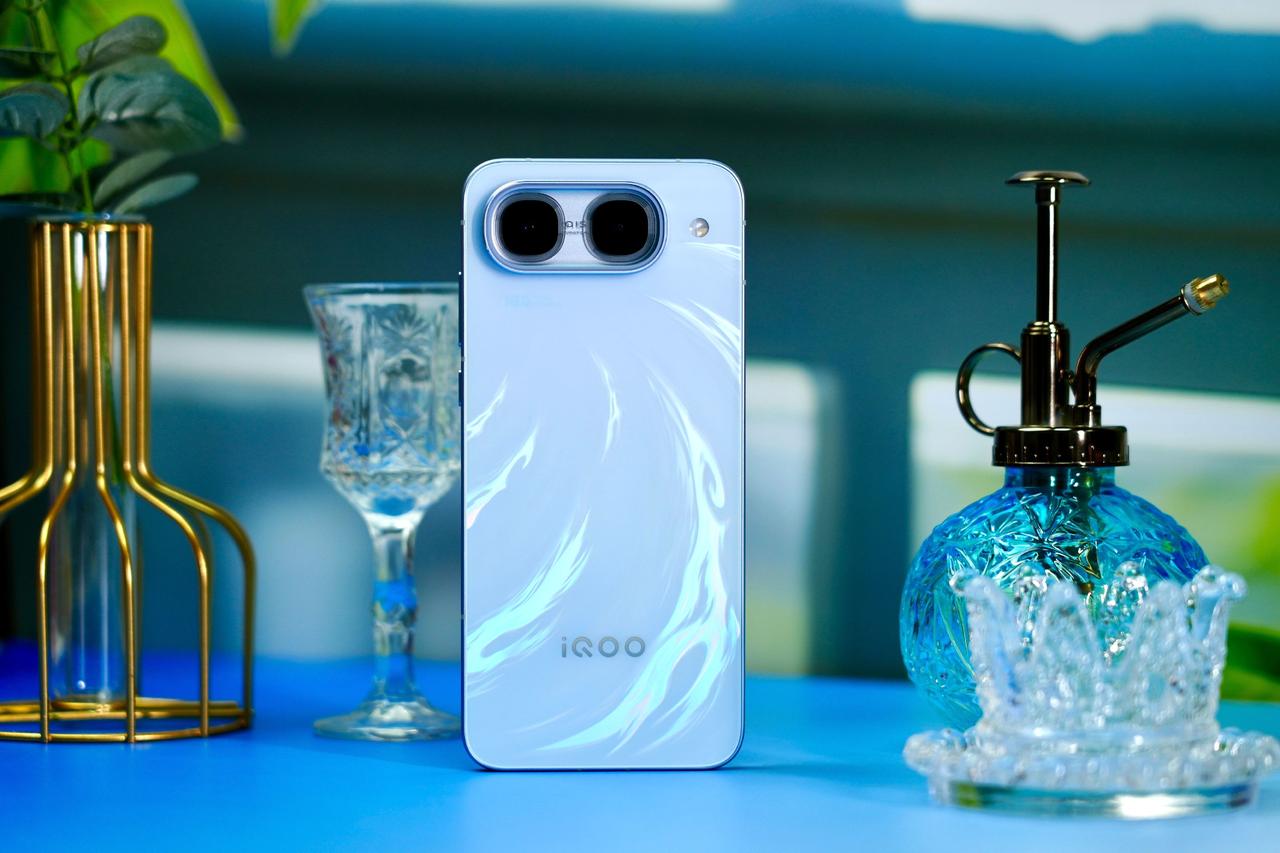这次iQOO Neo11至尊版上手的第一感觉就是鲜活的，这种生命力来自那块3D流