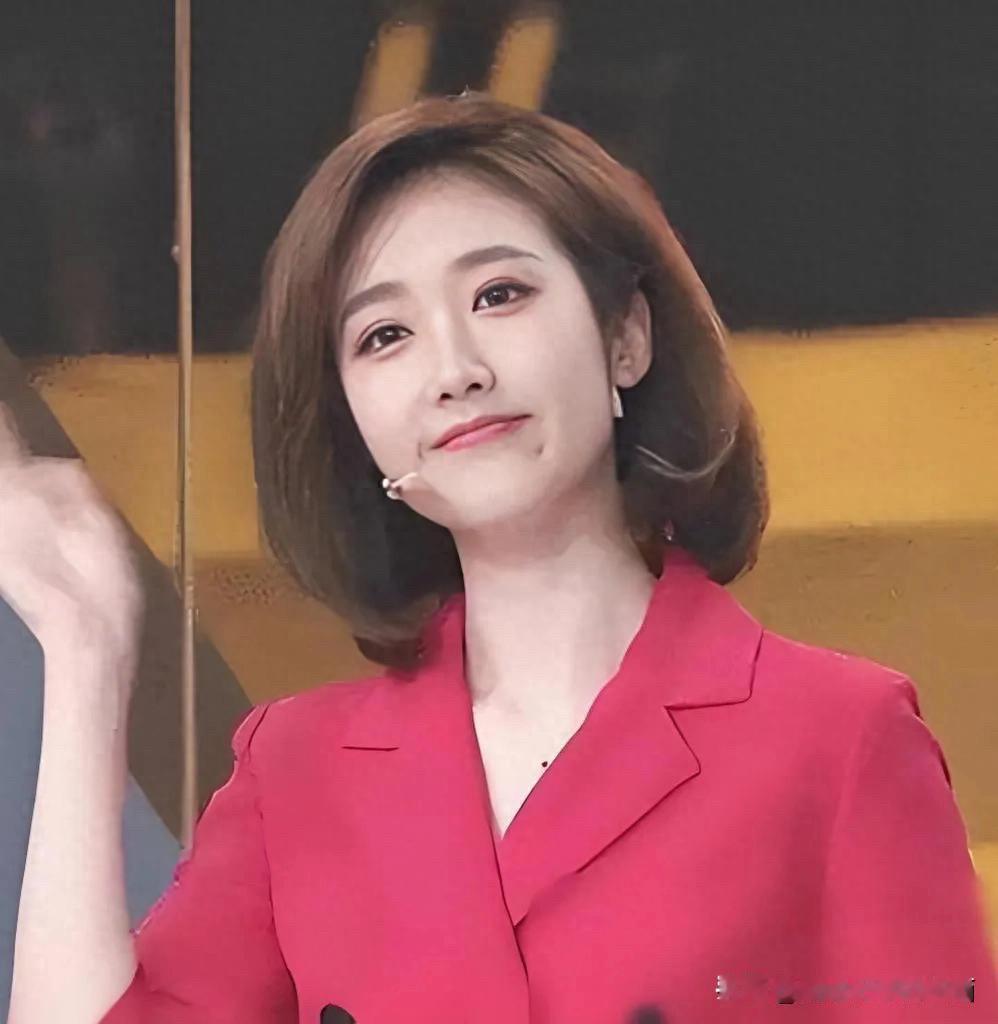 这是长的比龙洋漂亮有气质的一个主持人，很瘦很美很端庄，短发又美又飒，圆脸大眼睛气