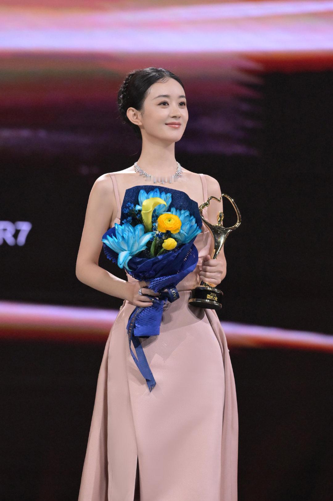 恭喜赵丽颖获2024微博之夜微博QUEEN荣誉，实至名归啊，今年也是收获满满，期