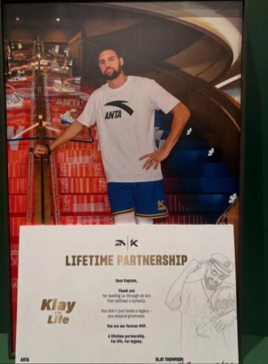 克莱-汤普森人生赢家啊！

安踏北美首店洛杉矶比弗利山庄旗舰店正式开业，独行侠球