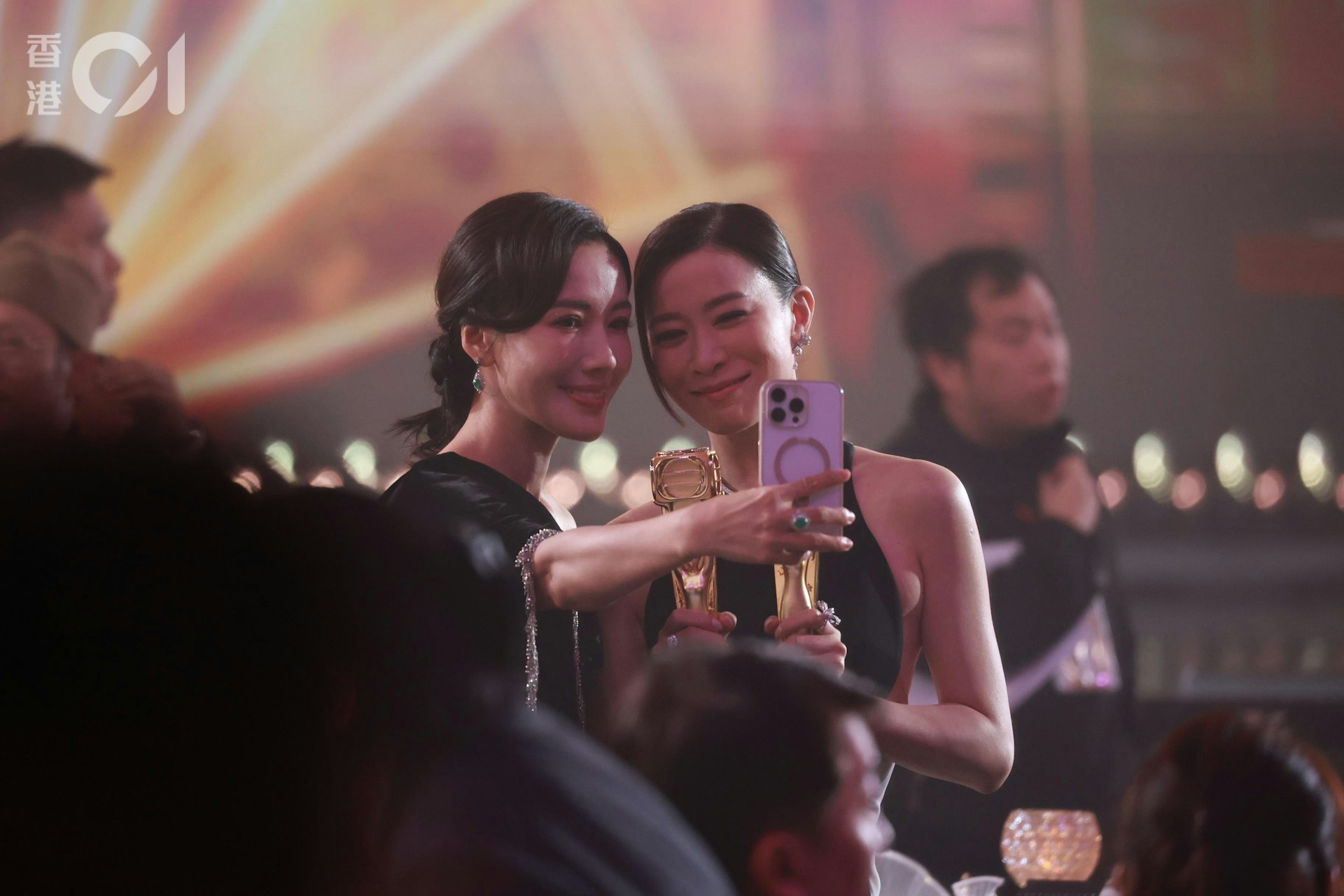 你看不到的《万千星辉2025》。跨年电影愿