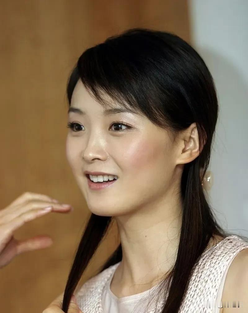 王艳的面相就是端庄大气，温婉漂亮，让人看到就觉得她是一个很善良的人。

哪怕她饰