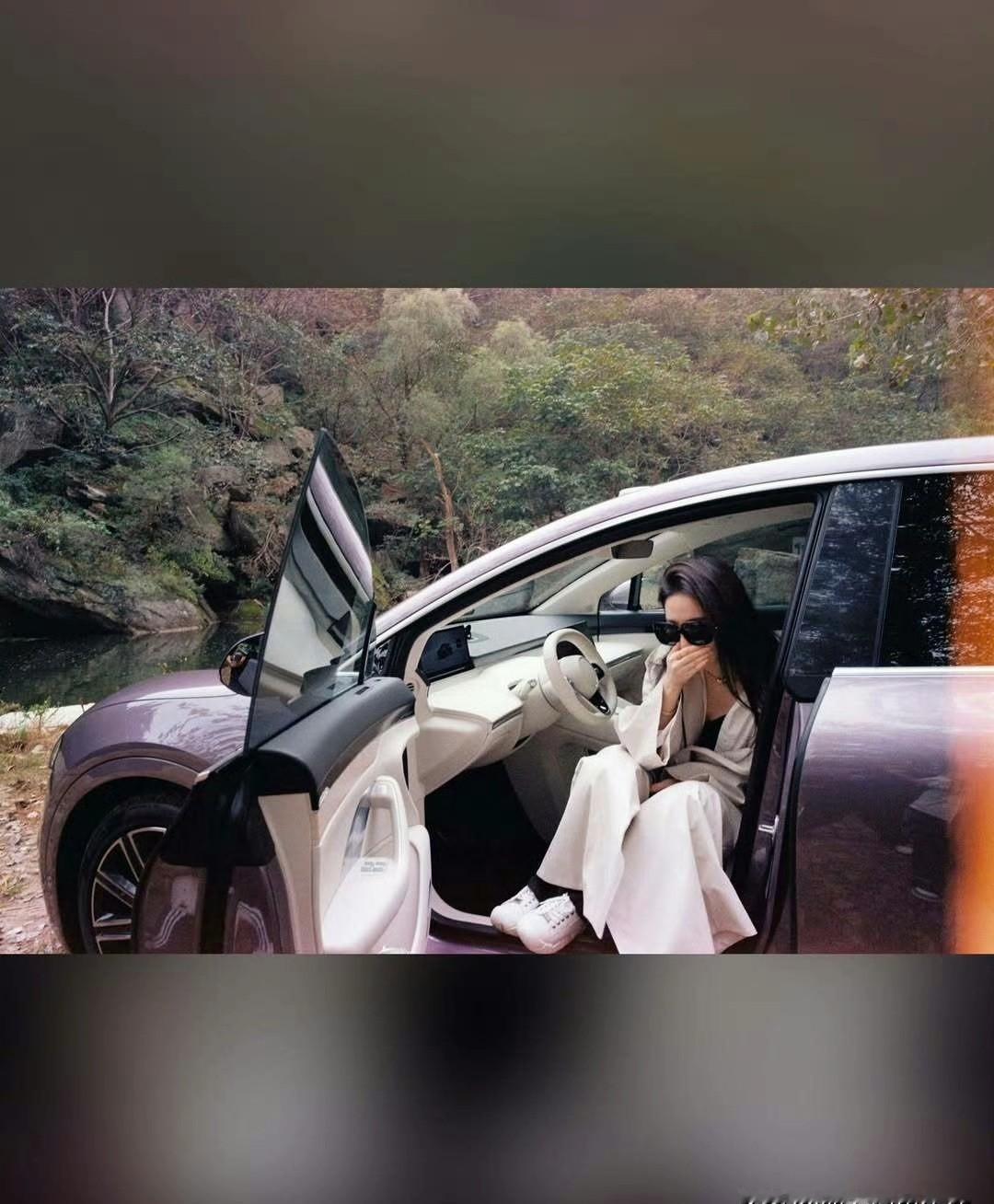 别人放假遛狗，她遛的是品牌钞票。
九宫格里没一句广告，但每张图都在卖货。
智界R