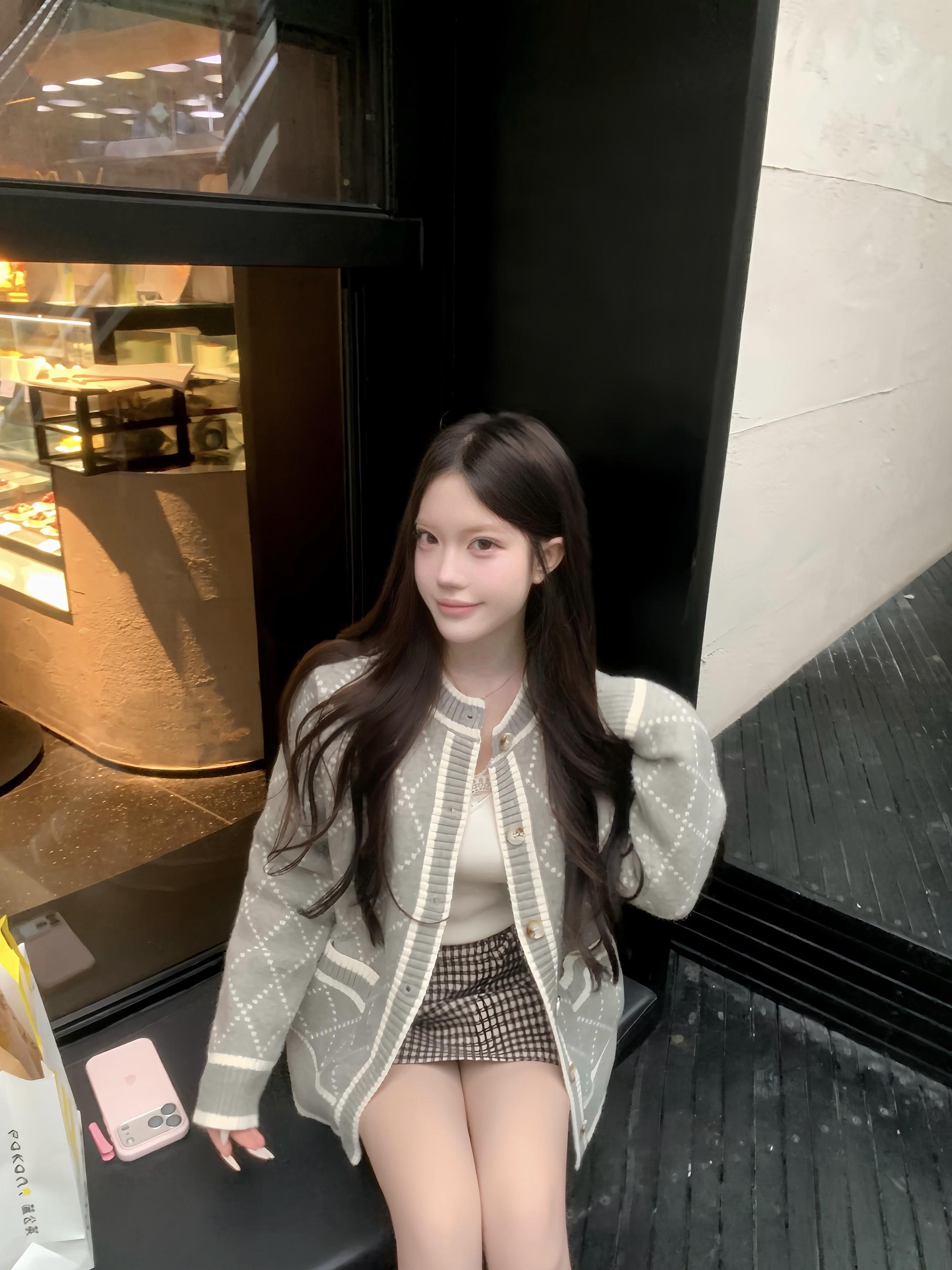 她又瘦了 依旧是一天一餐 手没再被牵过 再也不会为任何人难过