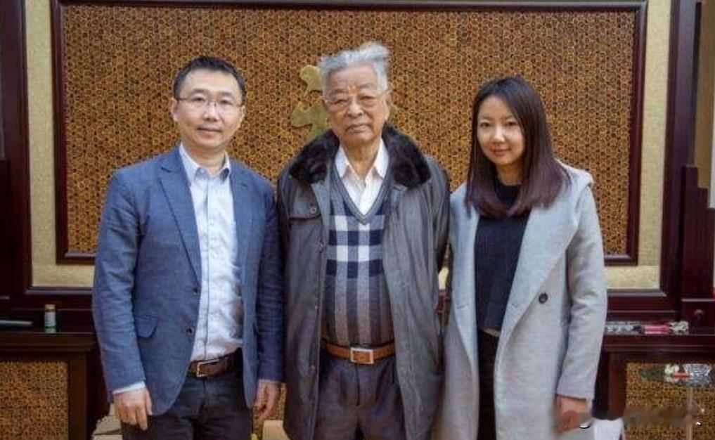 1996年底，褚时健崩溃的对调查人员说，你们别搞我的家人，有什么事冲着我来。1个