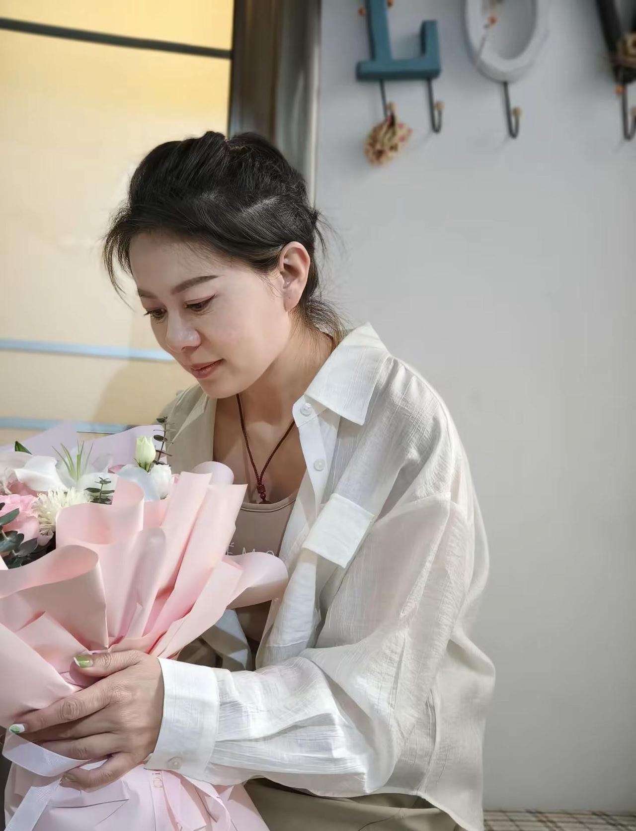 其实我好害怕你爸爸妈妈他们晓得你谈了一个35岁的女人，但是我更怕我妈妈晓得我谈了