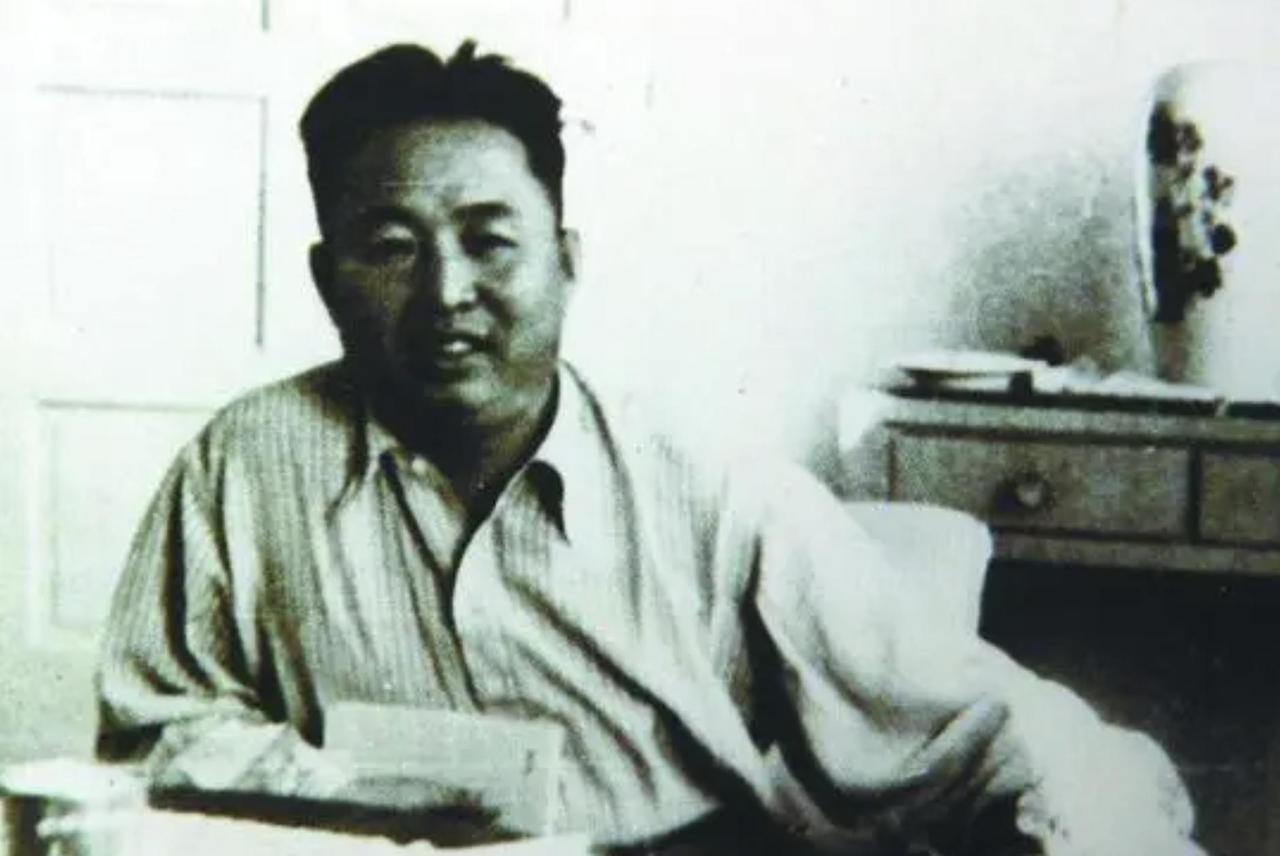 这位干部可不得了，他在解放战争初期就被任命为哈尔滨市市长，顶着炮火带领广大人民群