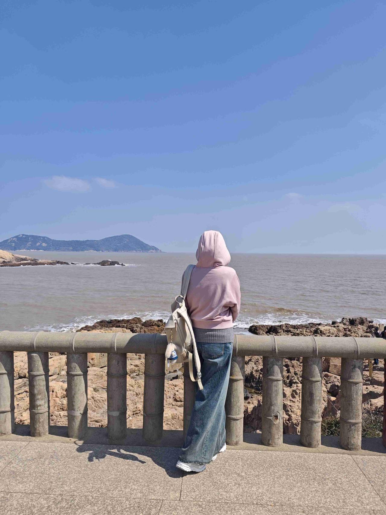 我的今日状态：😁轻松愉快
我这里的天气：🌧下雨

我在普陀山遇到一对湖南来的