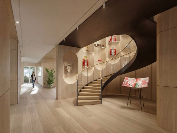 官方：曼联正式推出优惠活动，球迷只需 100 英镑即可参观卡灵顿新训练基地。行程