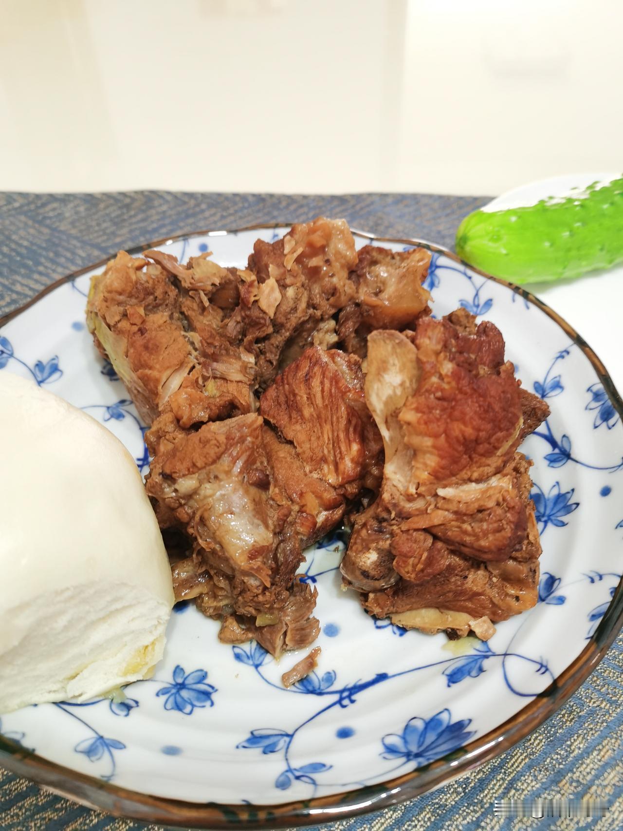 职场聚餐潜规则：
没人敢先动筷，都在等领导夹菜；
领导一夹菜，全员开始埋头干饭。